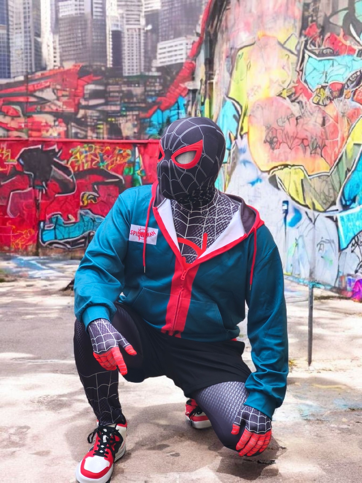 Moderner Spinnenheld mit ruhiger Ausstrahlung für ältere Kinder